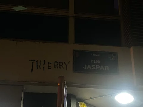 A tag by Thierry Jaspart. He tagged his name "Thierry" next to the street sign for "rue Jaspar".
